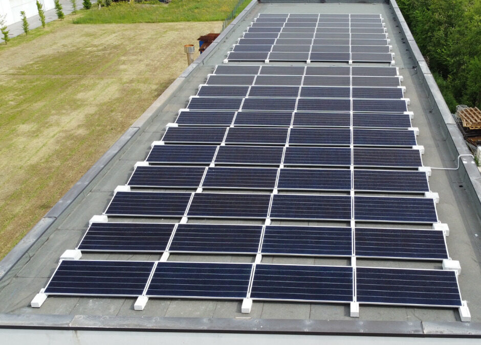 Impianto fotovoltaico con zavorre su tetto piano di edificio industriale