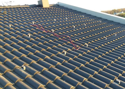 Sistema impianto fotovoltaico moduli Sunpower da 3,27 kWp su tetto a falda, ottimizzatore Solaredge.