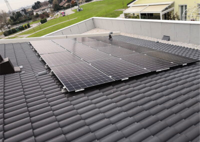 Impianto fotovoltaico moduli Sunpower da 3,27 kWp su tetto a falda, ottimizzatore Solaredge.