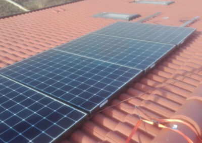 Impianto fotovoltaico da 4 kWp su tetto a falda, moduli Sunpower ambiente residenziale Padova, inverter monofase Solaredge.