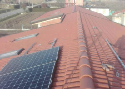 Impianto fv moduli Sunpower da 4 kWp su tetto a falda, provincia Padova, inverter monofase Solaredge.
