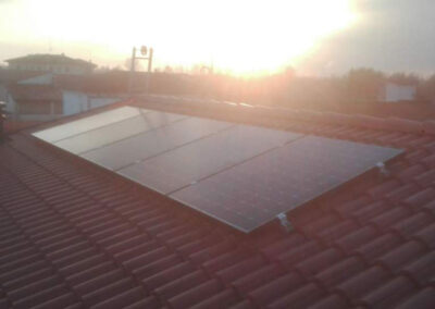 Impianto fotovoltaico da 4 kWp su tetto a falda, moduli Sunpower, inverter monofase Solaredge.
