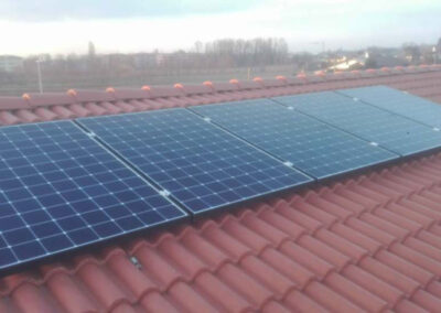 Pannelli fotovoltaici da 4 kWp su tetto a falda, moduli Sunpower, inverter monofase Solaredge.