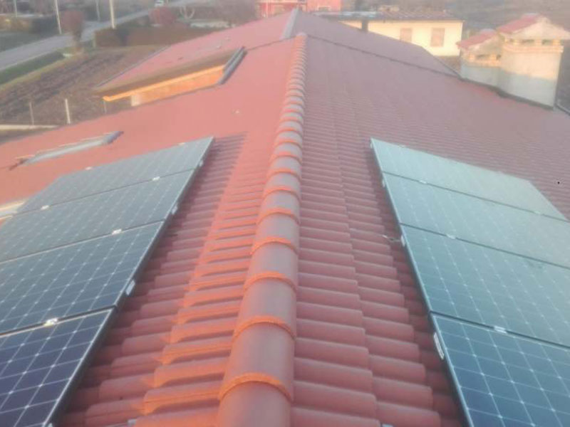 Pannelli fotovoltaici moduli Sunpower da 4 kWp su tetto a falda, provincia Padova, inverter monofase Solaredge.