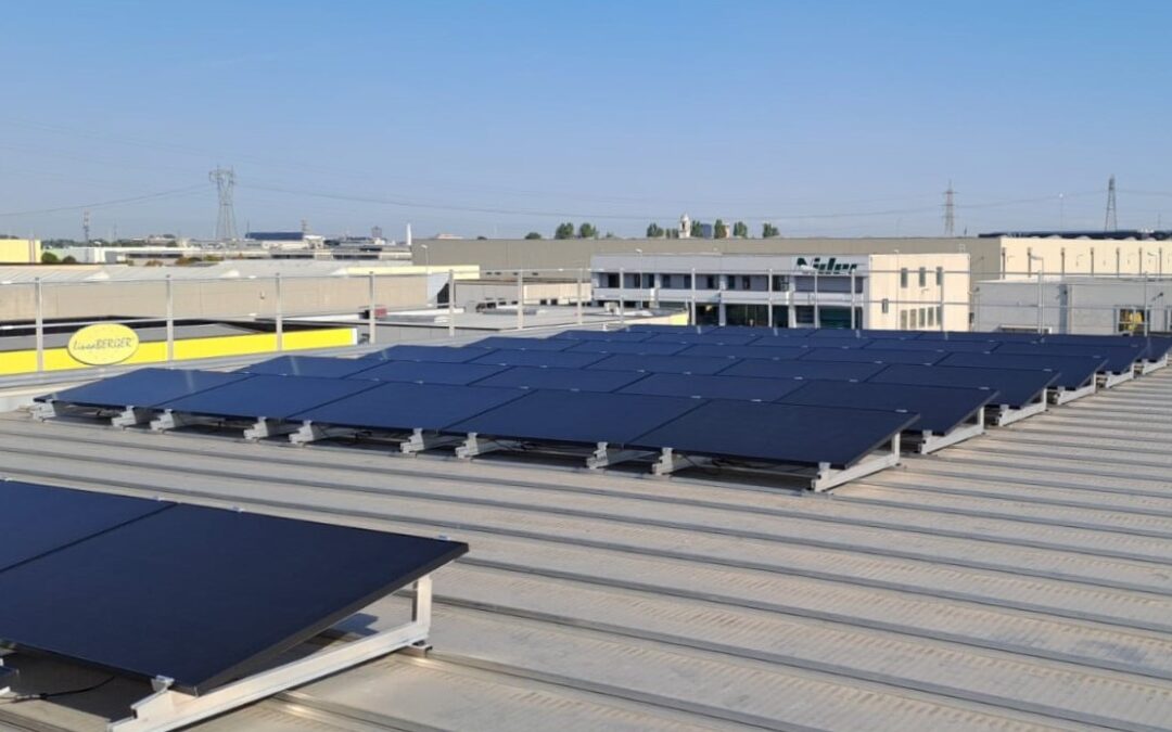 Impianto fotovoltaico su tetto piano di edificio industriale