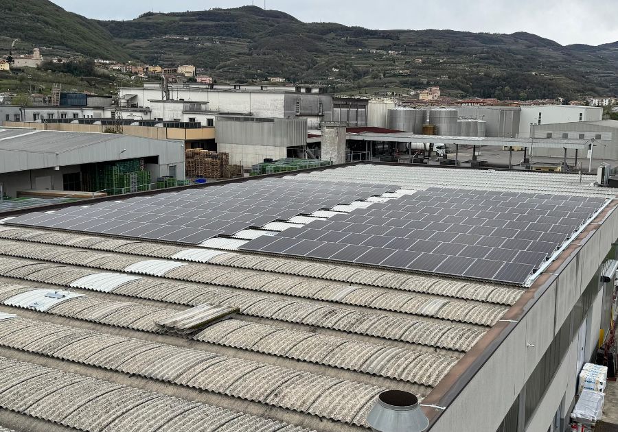 Impianto fotovoltaico industriale con rifacimento copertura